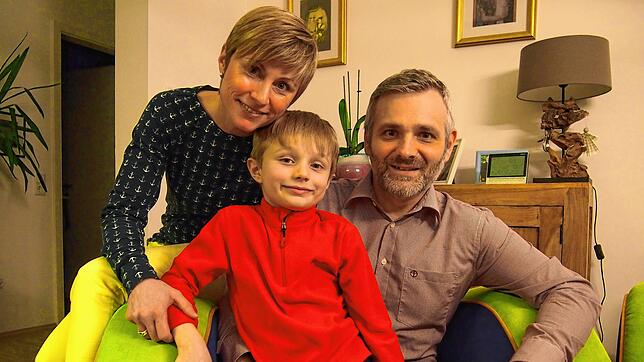 Seit 17 Jahren ein Paar und heute glücklich zu dritt: Antje und Michael Groll mit ihrem Sohn Felix in ihrer Radolfzeller Wohnung.