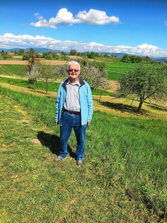 Joachim Hotz inmitten der blühenden Streuobstwiesen, grünen Feldern und Sonnenschein auf dem Bodanrück.
