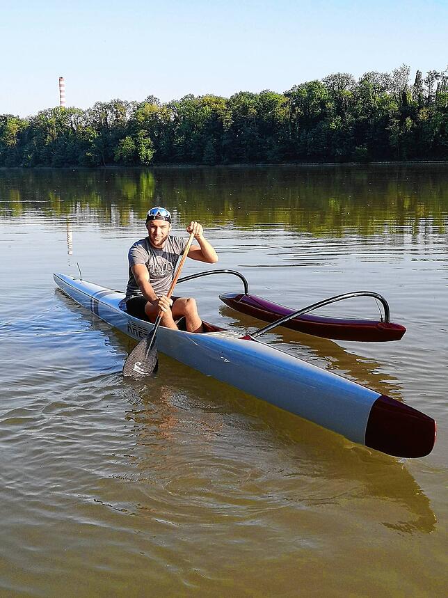 Die Hochrheinpaddler – wie hier Robin Eschbach – sind aktuell nur in Einer- oder Zweierbooten auf dem Rhein unterwegs.