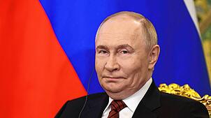 Der russische Präsident Wladimir Putin trifft sich mit dem Generalsekretär des Zentralkomitees der Kommunistischen Partei Vietnams, To , ...
