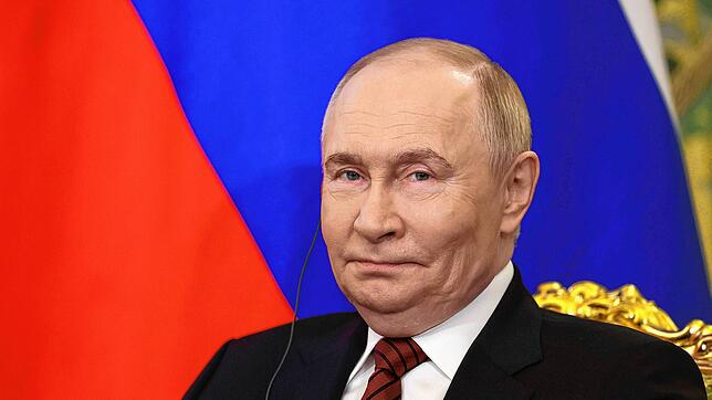 Der russische Präsident Wladimir Putin trifft sich mit dem Generalsekretär des Zentralkomitees der Kommunistischen Partei Vietnams, To , ...