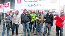 Waltraud Klaiber (links), Betriebsratsvorsitzende von Alno, war mit rund 20 Kollegen bei der Kundgebung für einen neuen Tarifvertrag ...