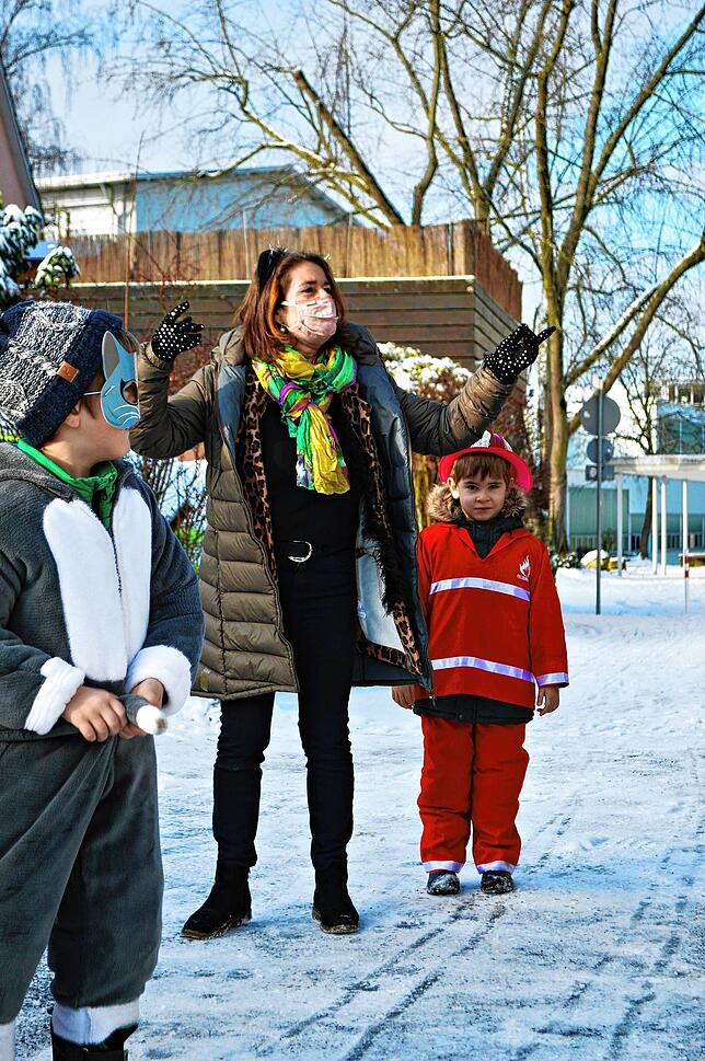 Auch Erzieherin Doris Raible hat viel Spaß beim Singen und Tanzen mit den Kindern.