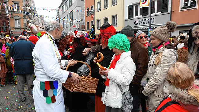 Bild 6: Schmotziger Dunschtig: Auf der Marktstätte treffen sich die Narren und Hästräger