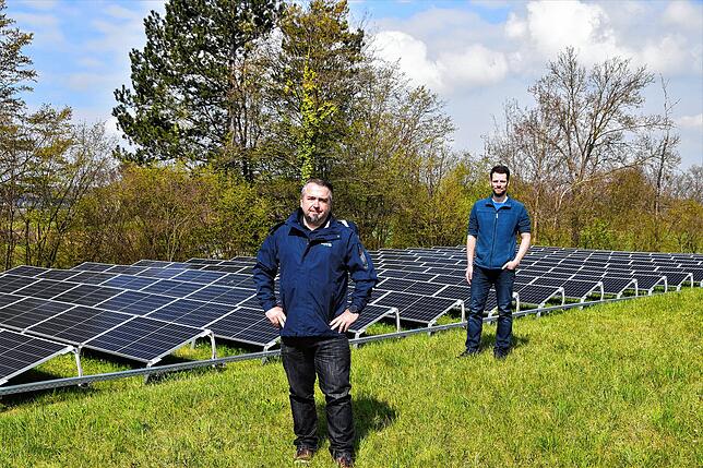 Wassermeister Alexander Belard (links) und Tobias Langer vom Stadtwerk am See vor einer Freiflächen-PV-Anlage, die Strom für die ...