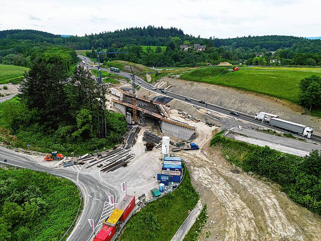 Die Baustelle nachher (Mai 2024): Von der späteren Brücke ist nun mehr zu erkennen. Mitte September 2024 soll der Verkehr auf die ...