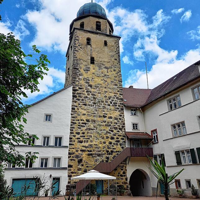 Der alte Bergfried von Schloss Hohenlupfen, der älteste Teil der Anlage. 150 Stufen führen auf die obere Plattform.