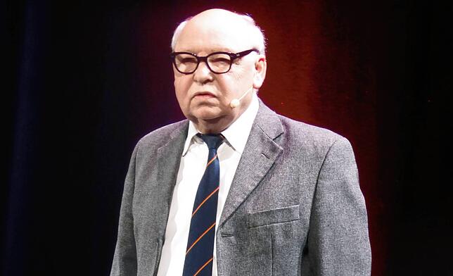 Die Brille macht den Mann. In diesem Falle macht sie Hans-Joachim Heist im Gloria-Theater zu Heinz Erhardt.