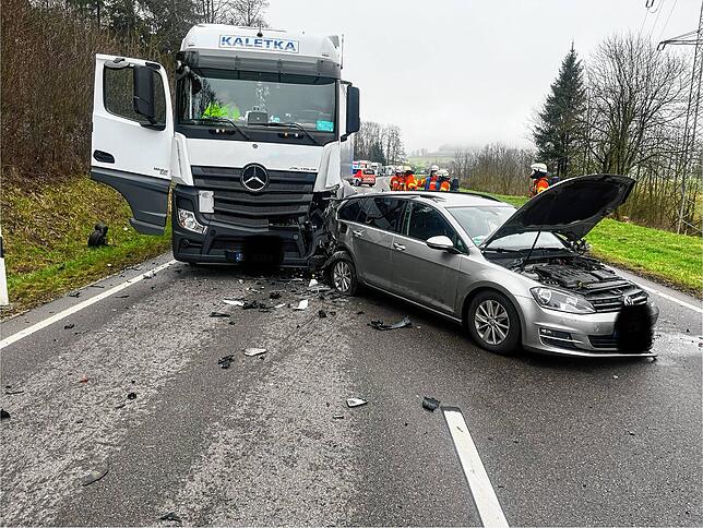 Bei dem schweren Unfall auf der B27 zwischen Blumberg und Riedböhringen krachen mehrere Fahrzeuge heftig ineinander.