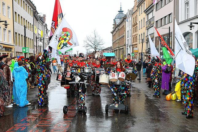 Bild 18: Schmotziger Dunschtig in Konstanz: Fasnacht mit Musik, Hästrägern und buntem Treiben - Die Bilder!