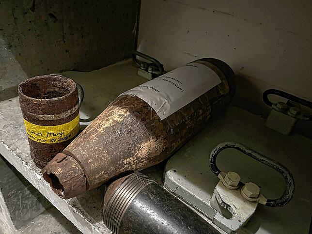 Im Munitionsmagazin finden sich nur noch Relikte. Wie eine Fliegerbombe, die testweise auf dem Flugfeld Kloten abgeworfen wurde.