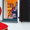 Sarah, Nina und Maria Schobloch (von links) warten am Fenster auf Sankt Nikolaus. Die sechsjährige Sarah hat für ihn ein Bild gemalt.