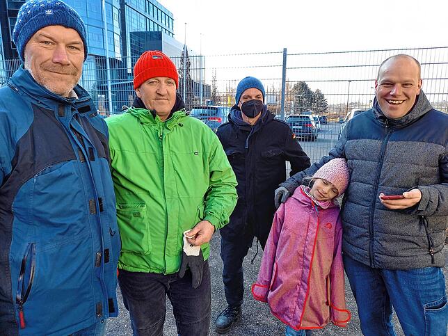 Tobias Schmidschneider (rechts mit Tochter Lotta) und seine Frau Frauke haben spontan Oleg (Zweiter von links) und dessen Frau Natalia ...