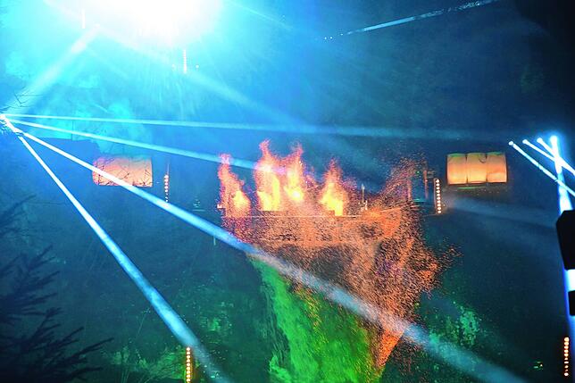 Bild 14: Wie ein Feuerkünstler den Triberger Wasserfall in ein Flammenmeer verwandelt
