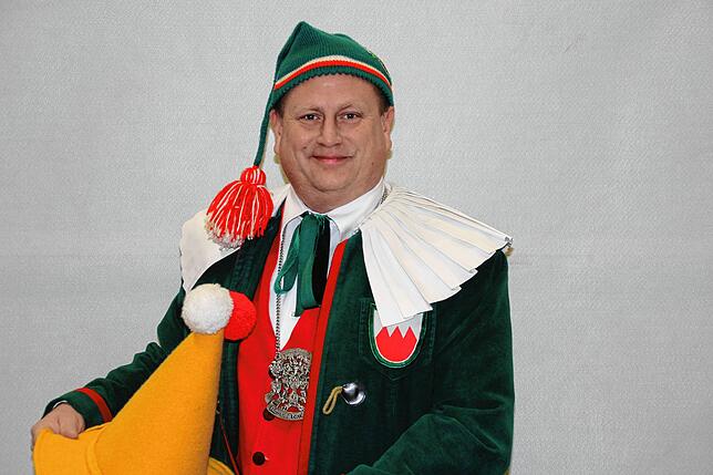 Zunftmeister Tobias Fritz trägt das Häs des Narrenrats.