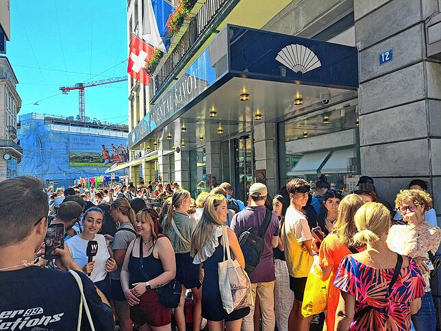 Auch in der Innenstadt sind die „Swifties“ unterwegs. Dieses Hotel soll Taylor Swift komplett gebucht haben.