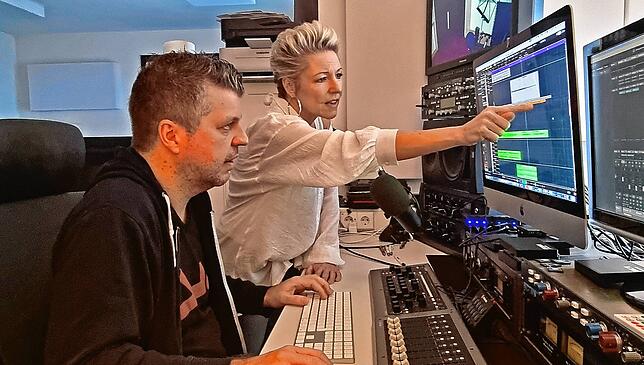 Michael Schäuble und Alexandra Hofmann bei der Produktion des Liedes „Menschen“ im Studio „Stage Dive Records“ in Nußdorf.