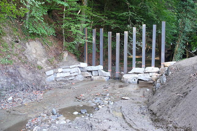 Der sogenannte Wildholzrechen, etwa 100 Meter oberhalb des Einlaufbauwerks, ist ebenfalls so gut wie fertig.
