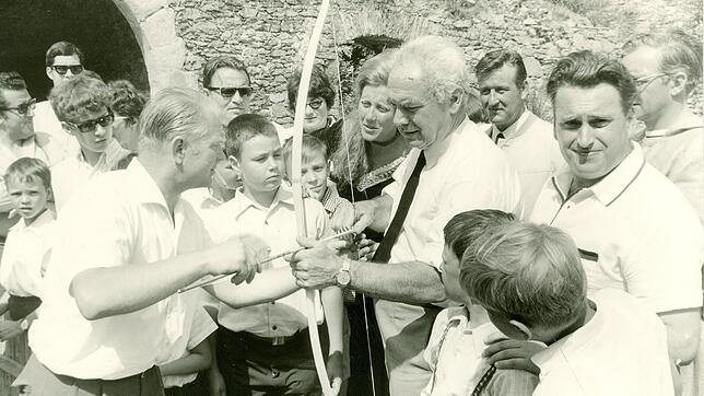 Als der Hohentwiel 1969 von Tuttlingen an Singen überging, feierten die Menschen ausgelassen. Der damalige Oberbürgermeister Theopont ...