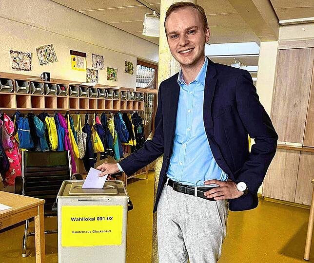 Bürgermeisterkandidat Tim Strobel bei seiner Stimmabgabe im Wahllokal Kindergarten Glockenziel.