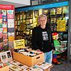 Andre Baumgartner vor seinem Büchergeschäft: Das moderne Antiquariat bietet Mängelexemplare und Bücher, deren alter Ladenpreis ...