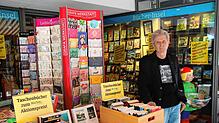 Andre Baumgartner vor seinem Büchergeschäft: Das moderne Antiquariat bietet Mängelexemplare und Bücher, deren alter Ladenpreis ...