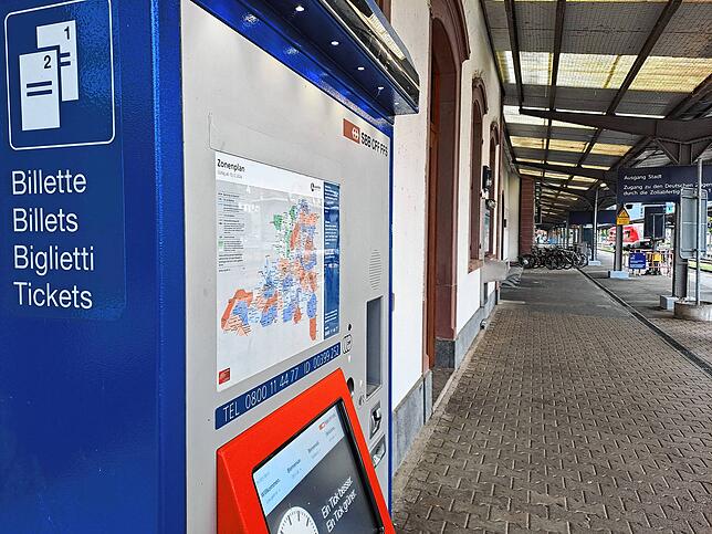 Wer in Waldshut kein Schweizer Ticket hat, kann es am SBB-Automat auf dem Bahnsteig von Gleis 5 lösen.