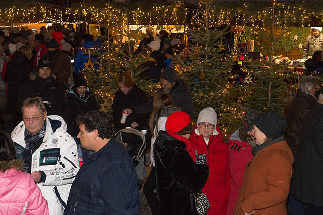 Der Weihnachtsmarkt auf dem Rathausplatz kam bei den Immenstaadern sehr gut an.