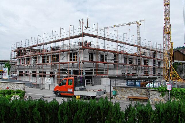 Zügig schreitet der Bau des „Sozialen Projektes Pfarrwiese“ an der Hauptstraße in Hohentengen voran. Derzeit ist das zweite ...