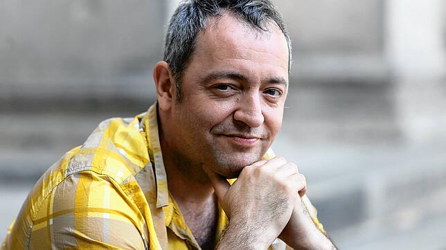 Rainald Grebe, 49, ist als Kabarettist, Liedermacher, Schauspieler und Autor ein wahres Multitalent. Anfang Februar erschien sein neues ...