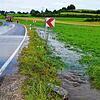 Das Schlimmste ist hier schon überstanden: Die Aasener Feuerwehr sichert die Straße vor der Ortschaft. Hier hat der Sturzregen für ...