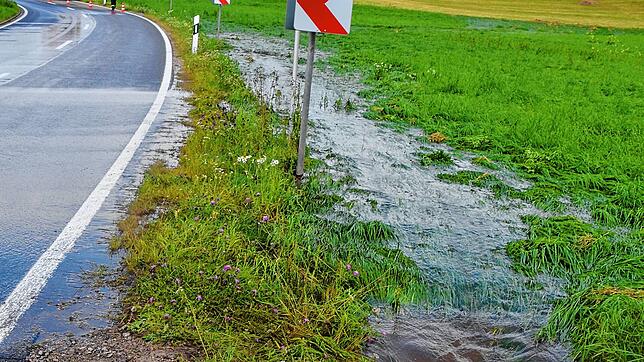 Das Schlimmste ist hier schon überstanden: Die Aasener Feuerwehr sichert die Straße vor der Ortschaft. Hier hat der Sturzregen für ...
