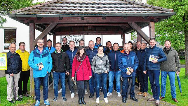 Dem Spaziergang der CDU-Kandidaten für den Gemeinderat schlossen sich in Wahlwies bei ungemütlichem Wetter sieben ...