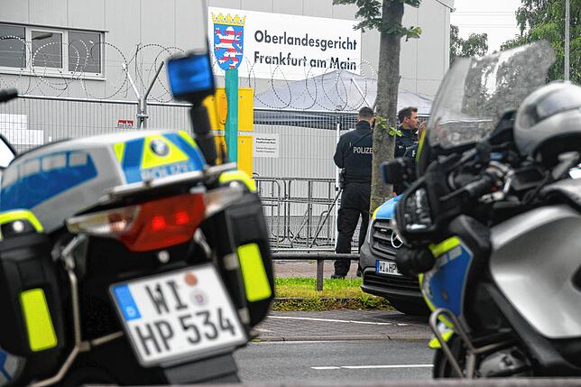 Streng bewacht: Das provisorisch errichtete Gerichtsgebäude des OLG Frankfurt, in dem einer Gruppe von neun Angeklagten um Prinz Reuß ...