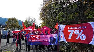 Ein rot-weißer Banner am Zaun und schrille Trillerpfeiffen machen die Botschaft unüberseh- und hörbar: Beim Warnstreik am Dienstag bei ...