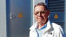 Anwohner Klaus-Dieter Kreutz ärgert sich darüber, dass die vorhandene Trafostation (hinter ihm im Bild) und die Wärmepumpen auf der ...