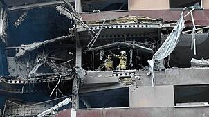 Feuerwehrleute nach israelischen Angriffen am Ort einer Explosion in einer Wohnanlage im Norden von Teheran.