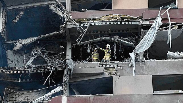 Feuerwehrleute nach israelischen Angriffen am Ort einer Explosion in einer Wohnanlage im Norden von Teheran.