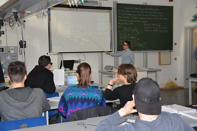 3D-Brillen auf: In der Feintechnik-Schule in Villingen-Schwennigen können Moleküle im Chemie-Unterricht dreidimensional dargestellt werden.