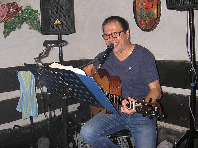 Mit Schlagern zum Mitsingen bringt Rainer Lembold von der Schwäbischen Alb Stimmung in die Feier im Wolterdinger Keller.