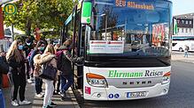 In Radolfzell steigen am frühen Montagnachmittag hauptsächlich Schüler in einen Bus des Schienenersatzverkehrs. Sechs Wochen lang ist ...