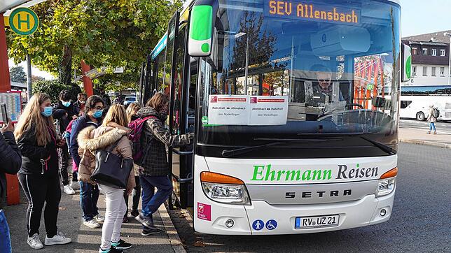 In Radolfzell steigen am frühen Montagnachmittag hauptsächlich Schüler in einen Bus des Schienenersatzverkehrs. Sechs Wochen lang ist ...