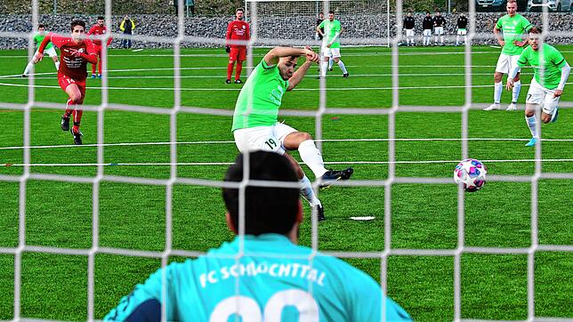 Eiskalt verwandelt: In der Schlussphase machte Moritz Erne mit diesem verwandelten Foulelfmeter zum 2:0 im Derby beim FC Schlüchttal ...
