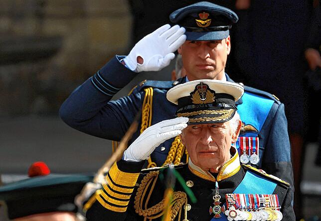 Abschied von der Queen: König Charles III. und Prinz William salutieren vor dem Sarg