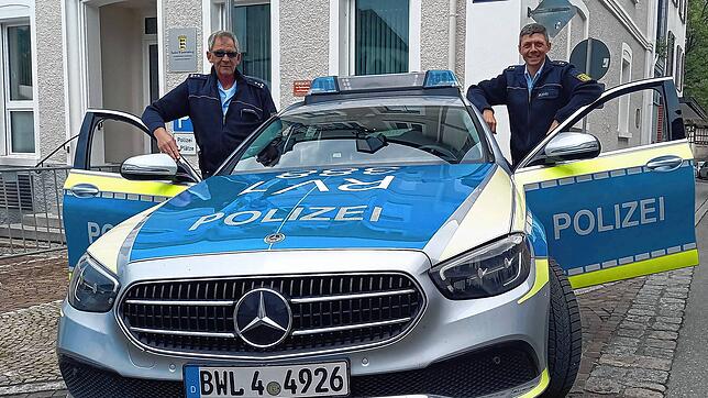 Günter Reiners (links), Leiter des Polizeipostens Markdorf, und Stephan Stitzenberger, Leiter des Polizeireviers Überlingen, stellen die ...