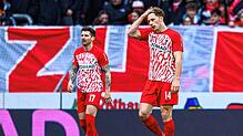 Freiburgs Lukas Kübler (l) und Freiburgs Yannik Keitel (r) reagieren unzufrieden.