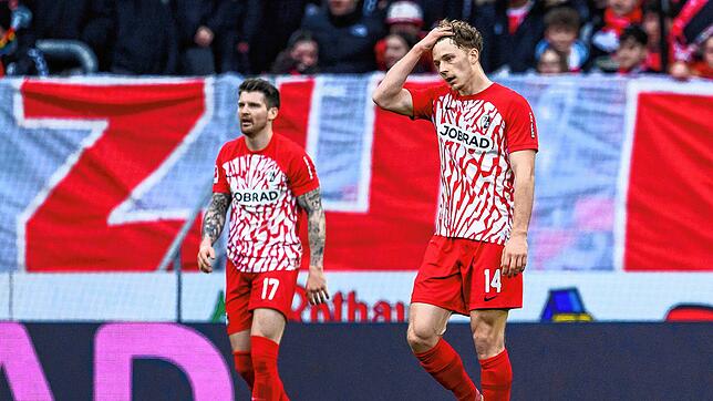Freiburgs Lukas Kübler (l) und Freiburgs Yannik Keitel (r) reagieren unzufrieden.