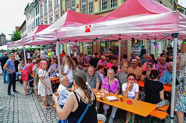 Die Sitzgelegenheiten beim Weinfest des Lions Clubs in der Villinger Innenstadt sind den ganzen Tag über belegt. Während des ...