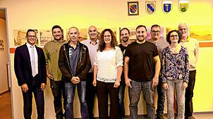Bürgermeister Heiko Wehrle (links) mit dem neuen Ortschaftsrat (von links): Marcel Zandomeni, Martin Zech, Markus Hummel, die ...