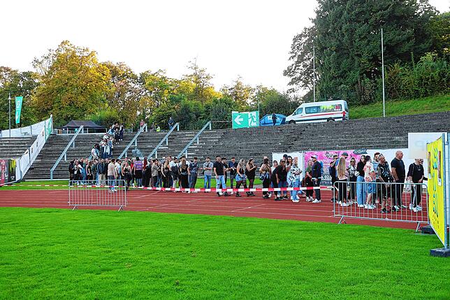 Bild 15: Konstanz: Wummernde Bässe, lässige Outfits und eine gute Zeit: Festival startet im Bodensee-Stadion